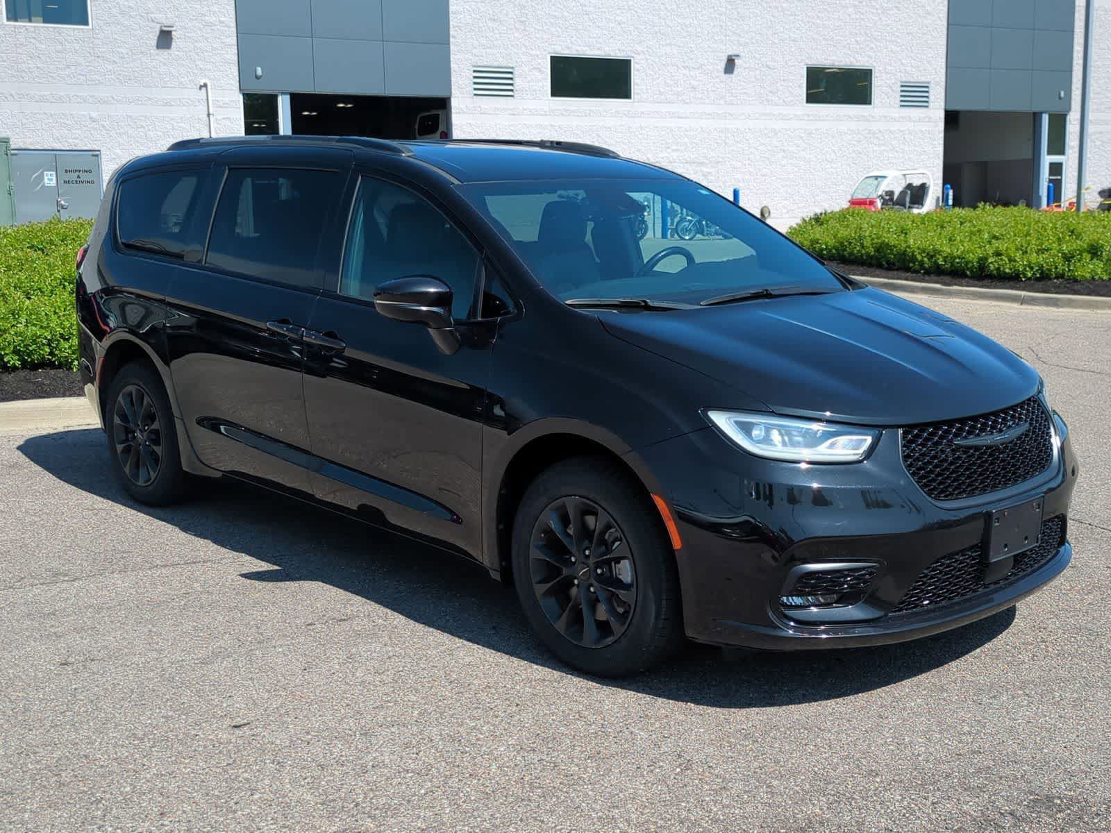 Used 2021 Chrysler Pacifica Touring-L w/ Uconnect Theater Family Group AWD/4WD image 2