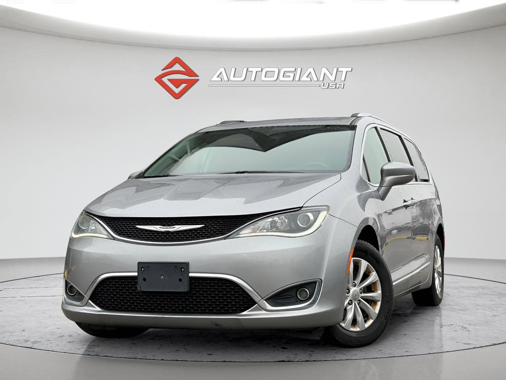 Used 2019 Chrysler Pacifica Touring-L FWD image 1