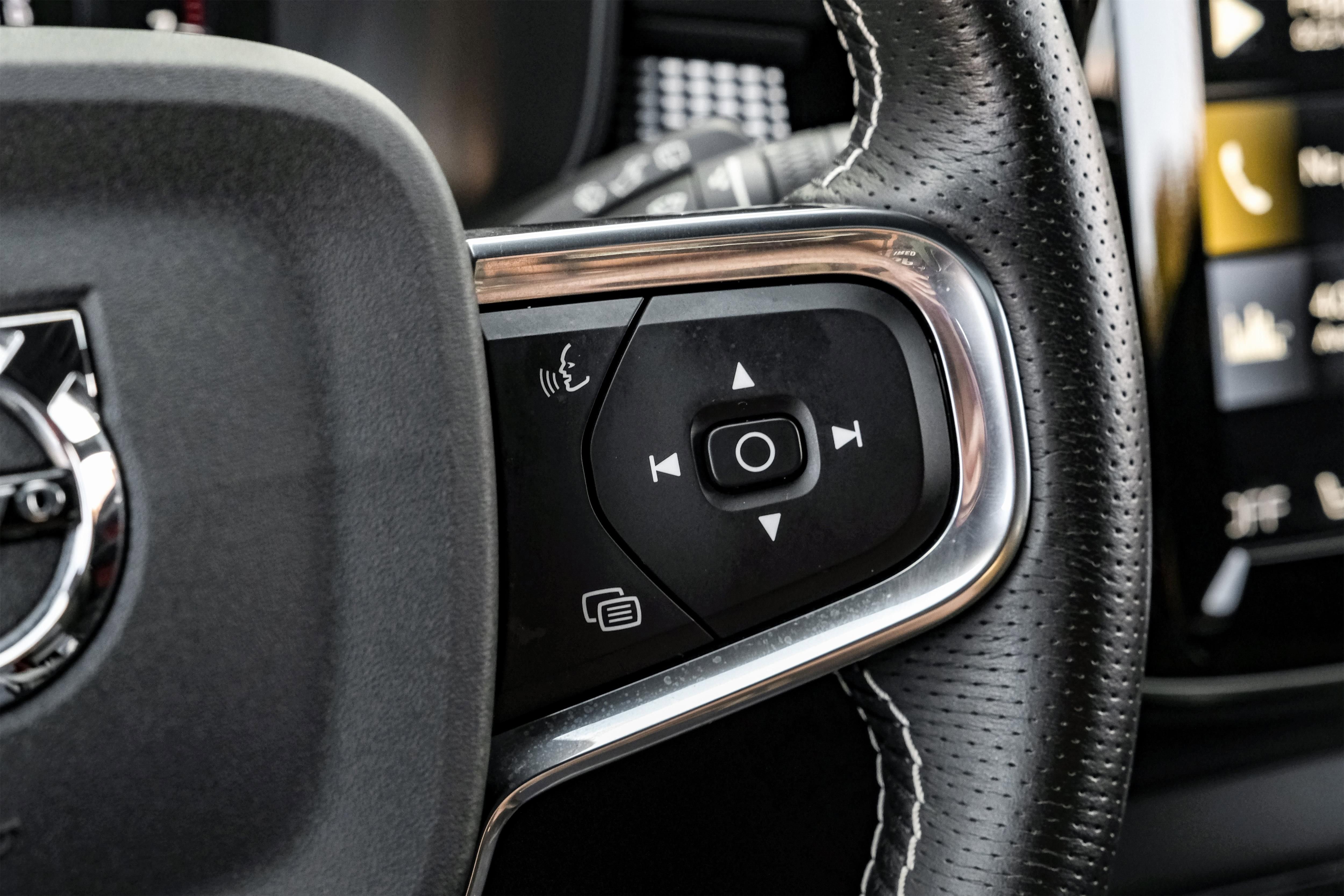 Used 2021 Volvo XC40 T4 R-Design image 17