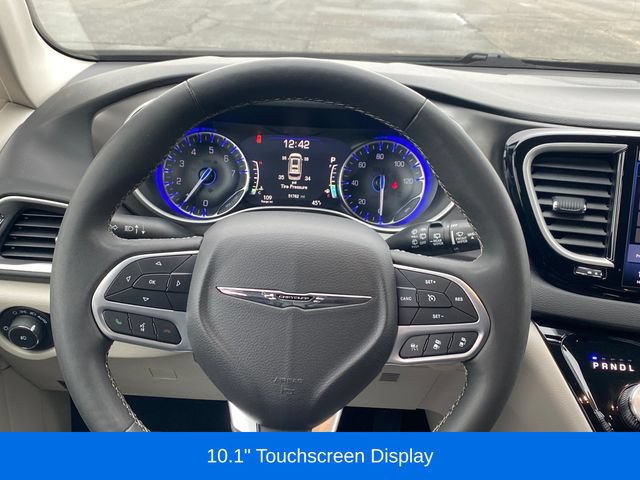 Used 2024 Chrysler Pacifica Touring-L FWD image 8