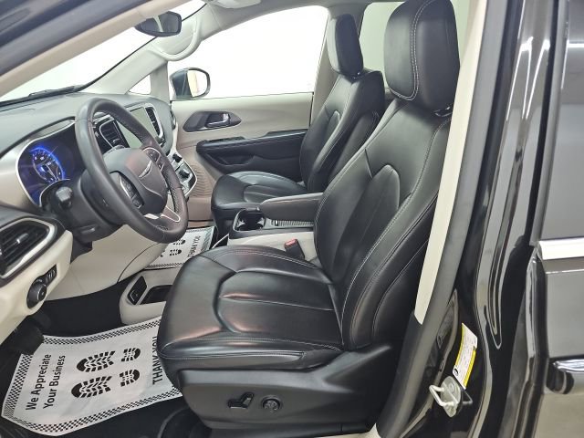 Used 2023 Chrysler Pacifica Touring-L FWD image 4