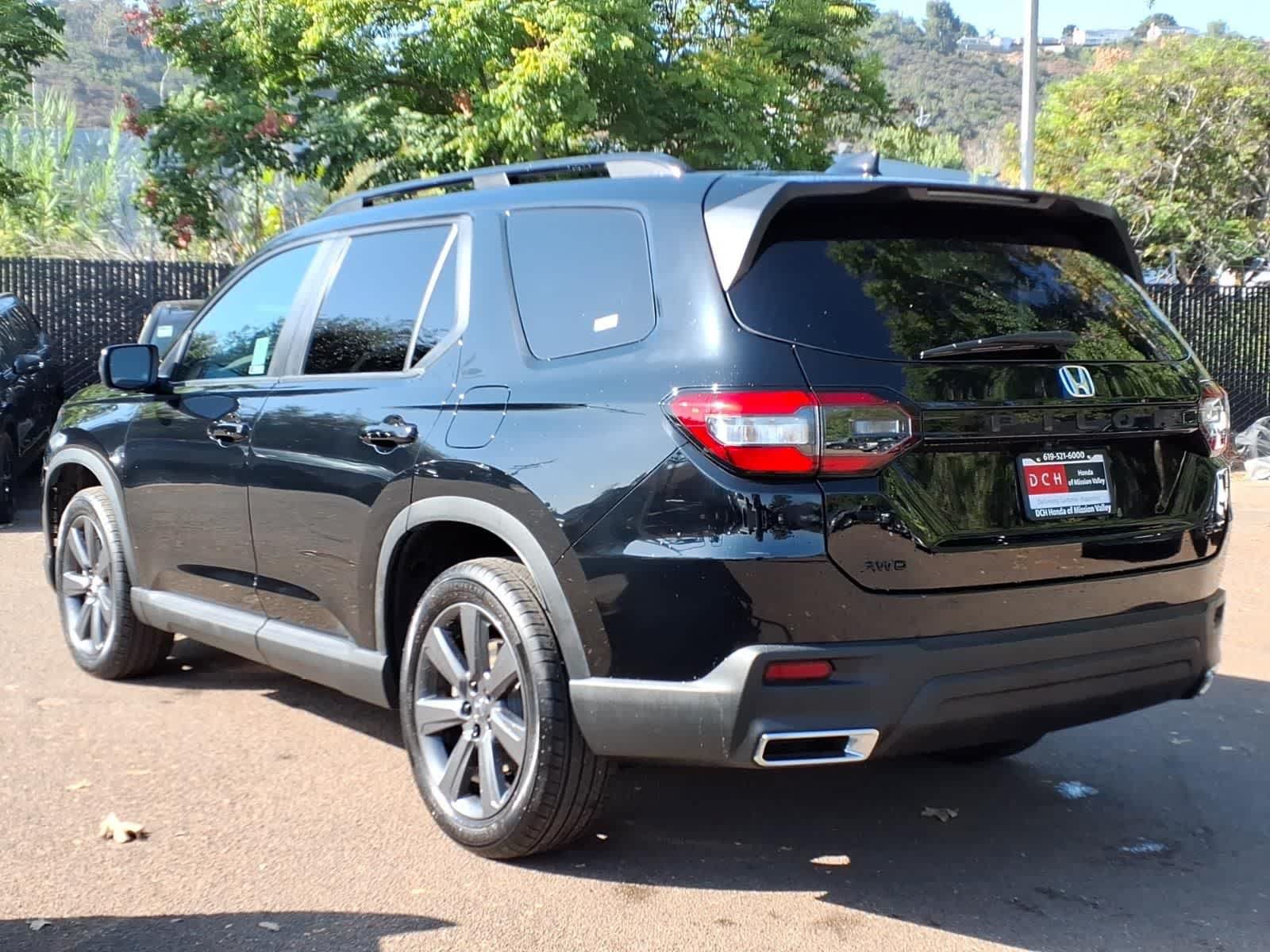 Used 2025 Honda Pilot Sport image 7