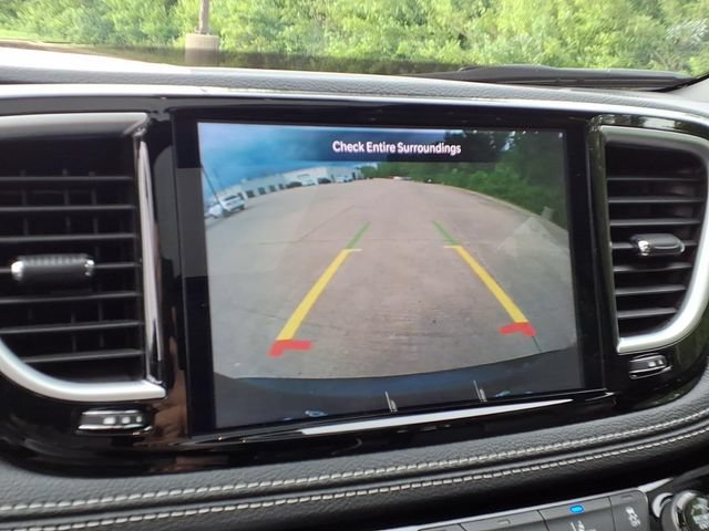Used 2025 Chrysler Pacifica Limited FWD image 9