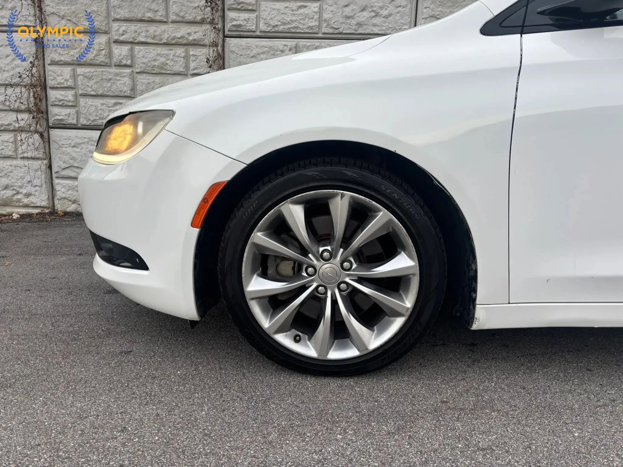 Used 2015 Chrysler 200 S FWD image 9