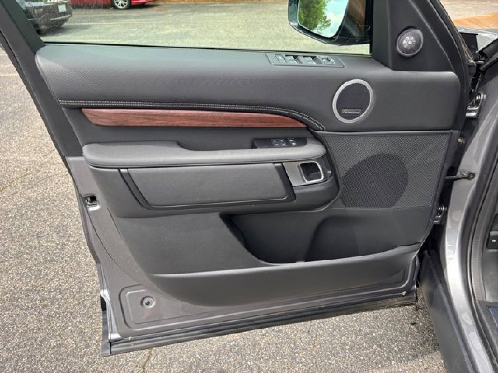 New 2025 Land Rover Discovery Dynamic SE image 21