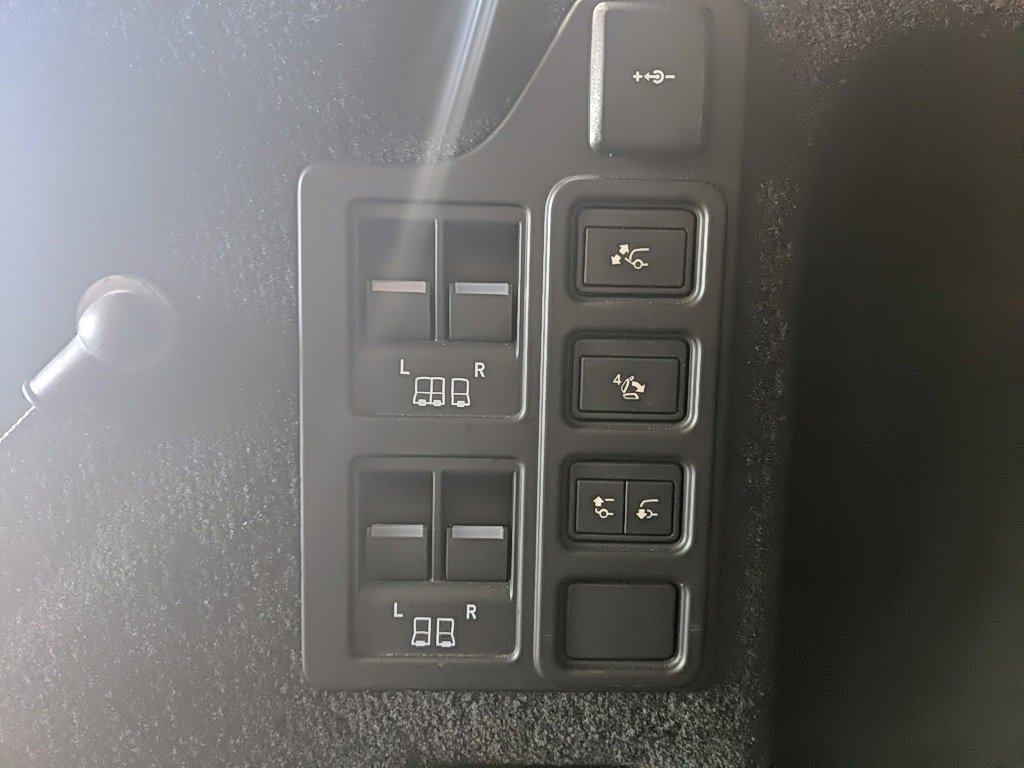 Used 2023 Land Rover Discovery HSE R-Dynamic image 9