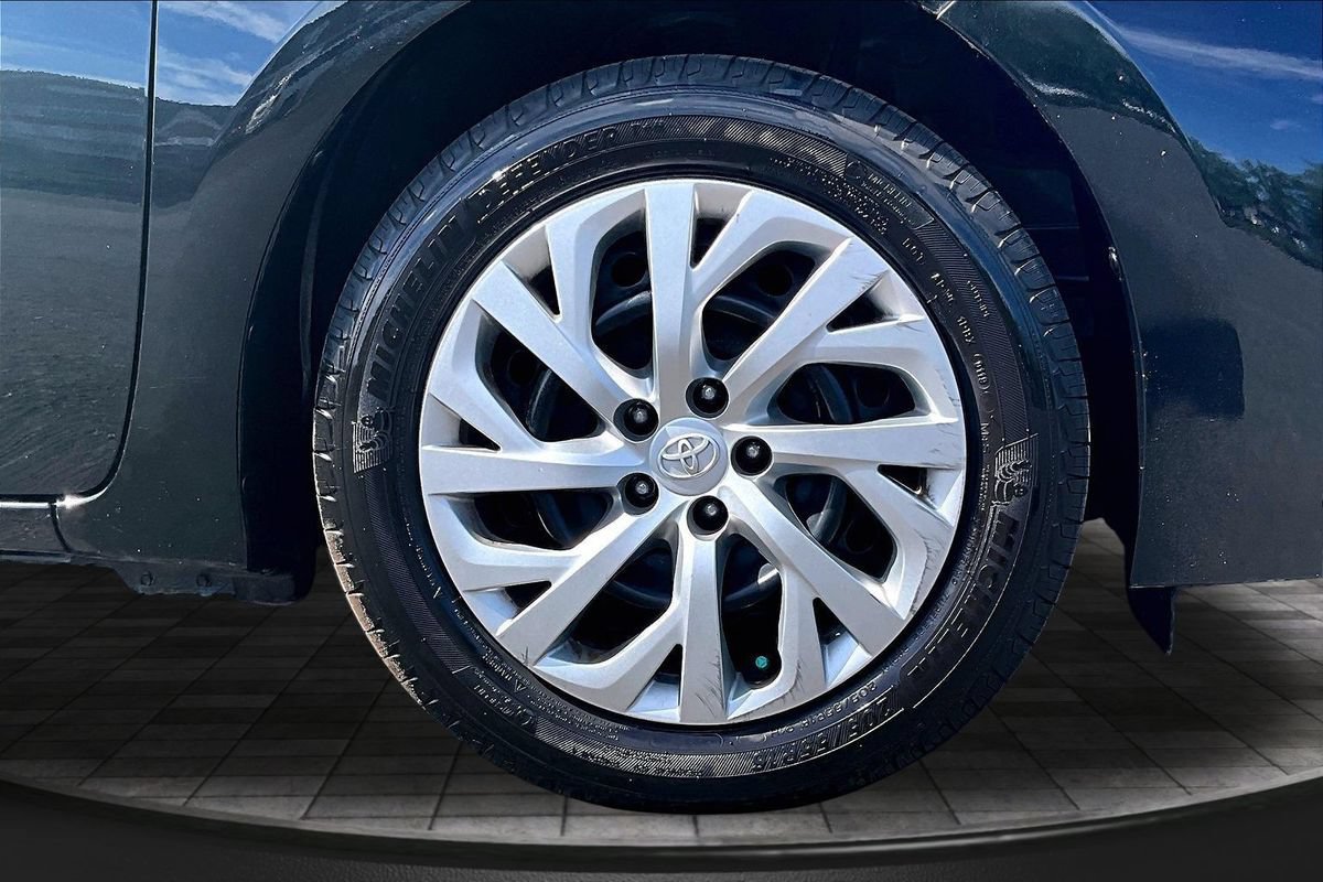 Used 2017 Toyota Corolla LE w/ Carpet Mat Package (TMS) FWD image 32