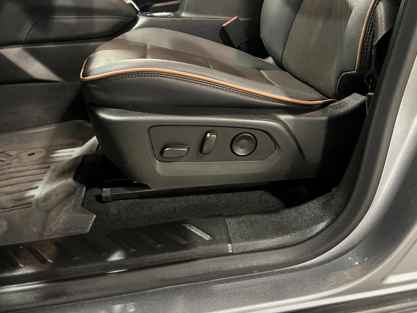 Used 2024 GMC Canyon AT4 w/ AT4 Premium Package image 24