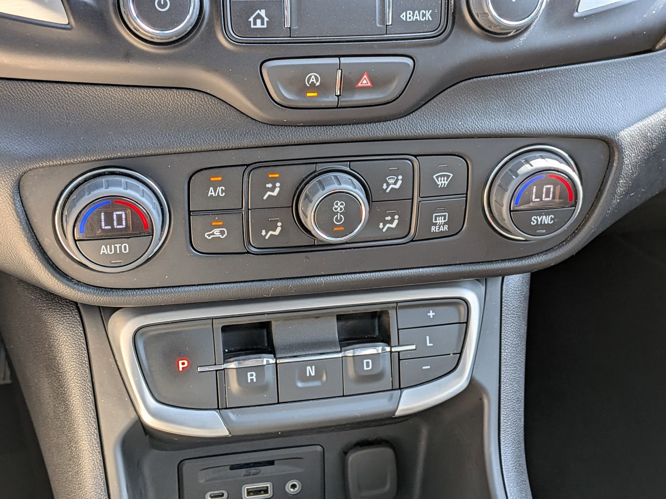 Used 2024 GMC Terrain SLT AWD/4WD image 24