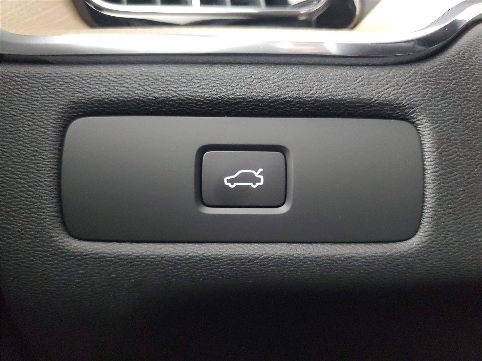 New 2026 Volvo XC60 B5 Plus w/ Protection Package Premier AWD/4WD image 35