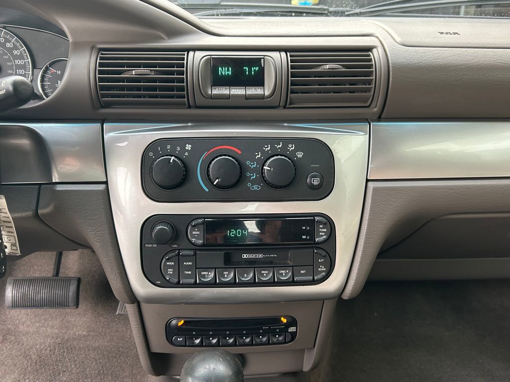 Used 2005 Chrysler Sebring Touring w/ Electronics Convenience Group image 22