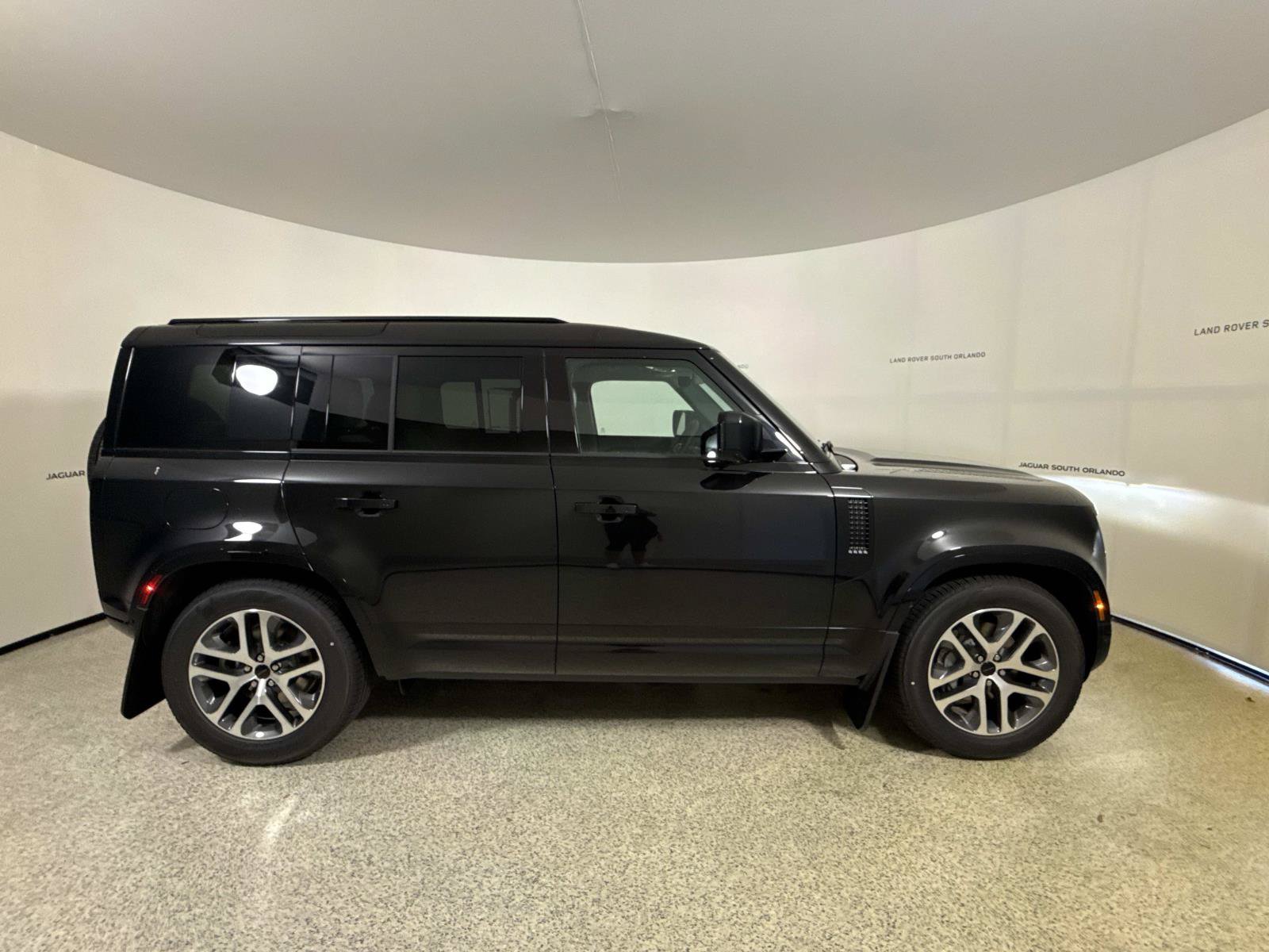 New 2026 Land Rover Defender 110 X-Dynamic SE AWD/4WD image 6