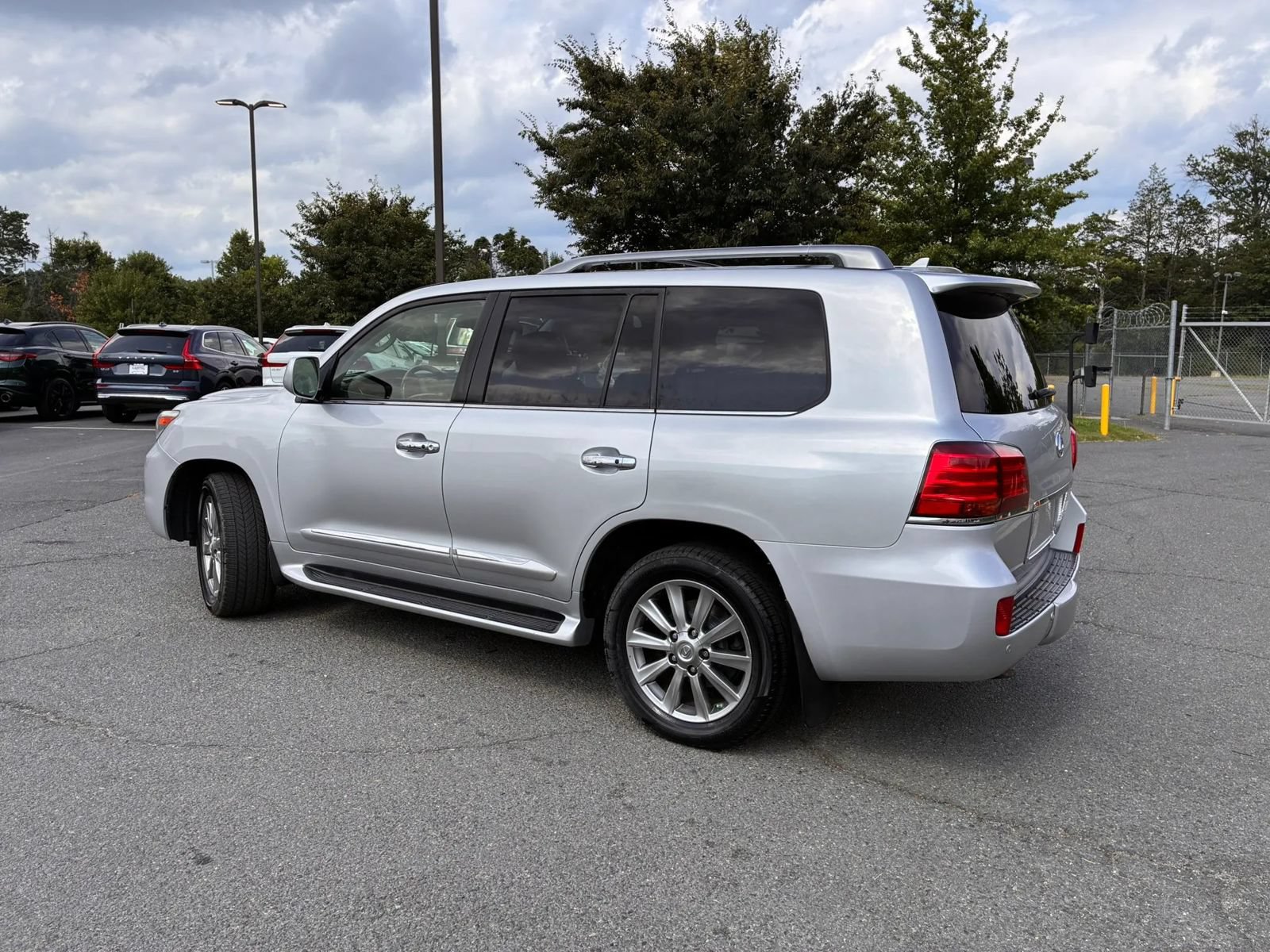Used 2011 Lexus LX 570 4WD w/ Luxury Pkg image 5