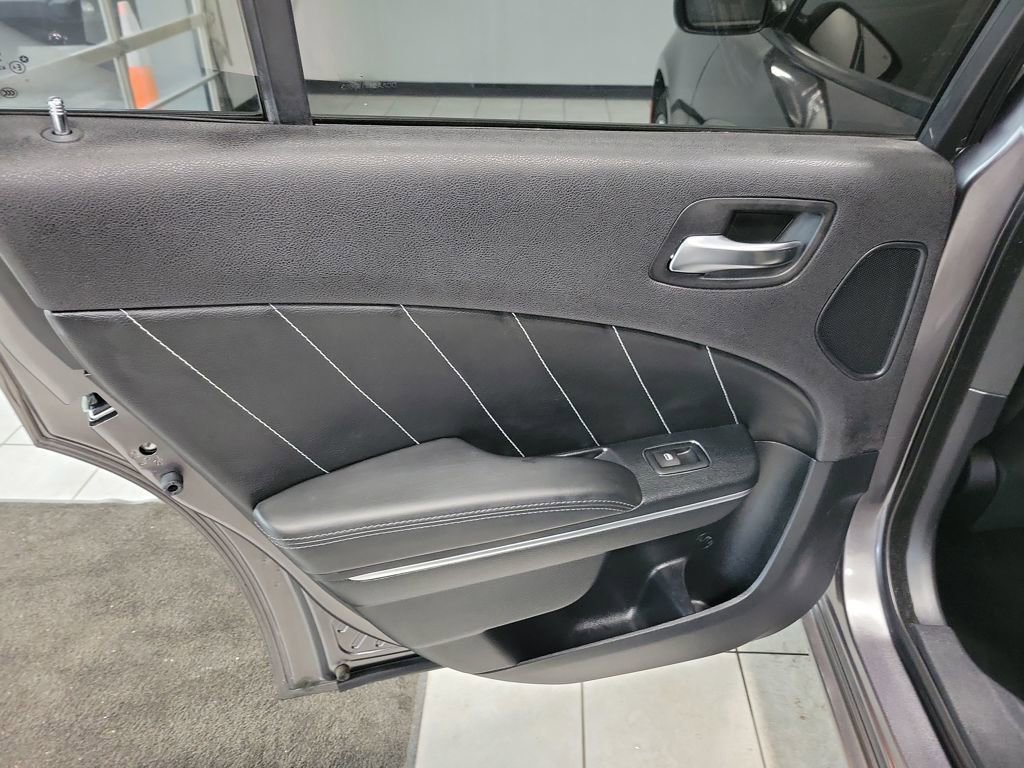 Used 2015 Dodge Charger SXT image 31