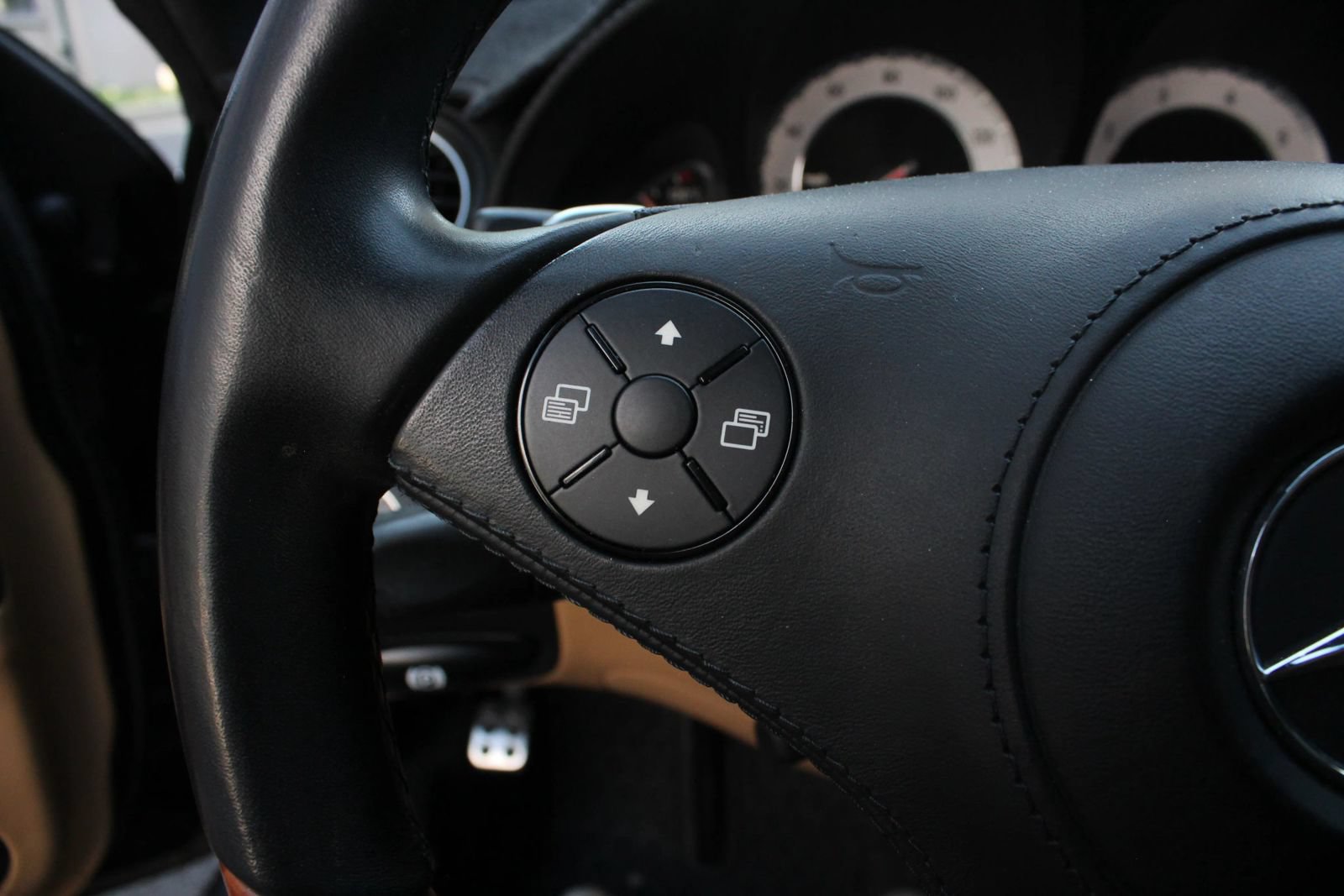 Used 2011 Mercedes-Benz SL 550 image 26