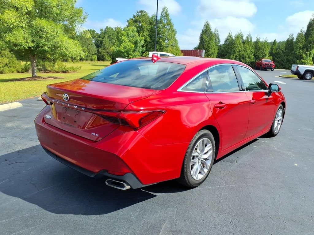 Used 2021 Toyota Avalon XLE w/ Moonroof Package FWD image 3
