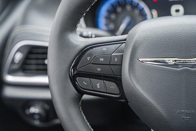 Used 2025 Chrysler Pacifica Limited image 37