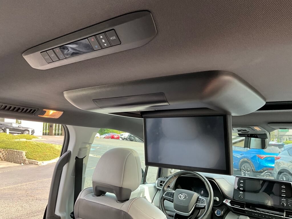 Used 2021 Toyota Sienna XSE FWD image 14