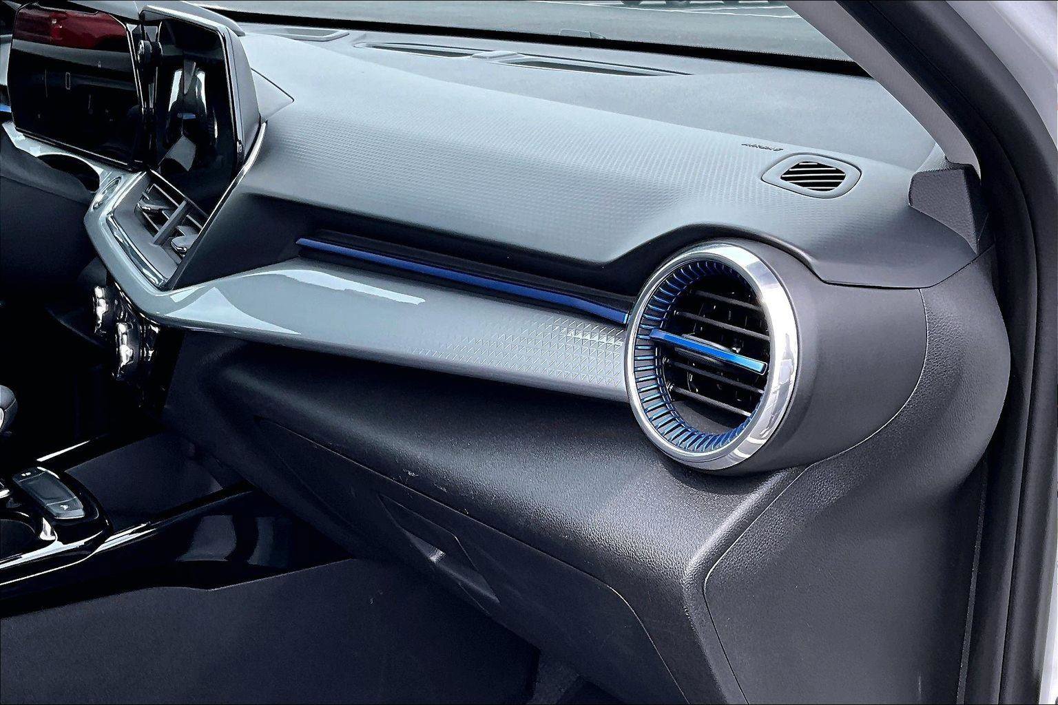 Used 2025 Chevrolet Trax LT FWD image 18