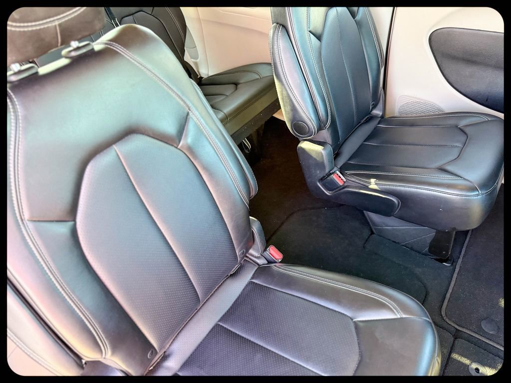 Used 2024 Chrysler Pacifica Touring-L image 21