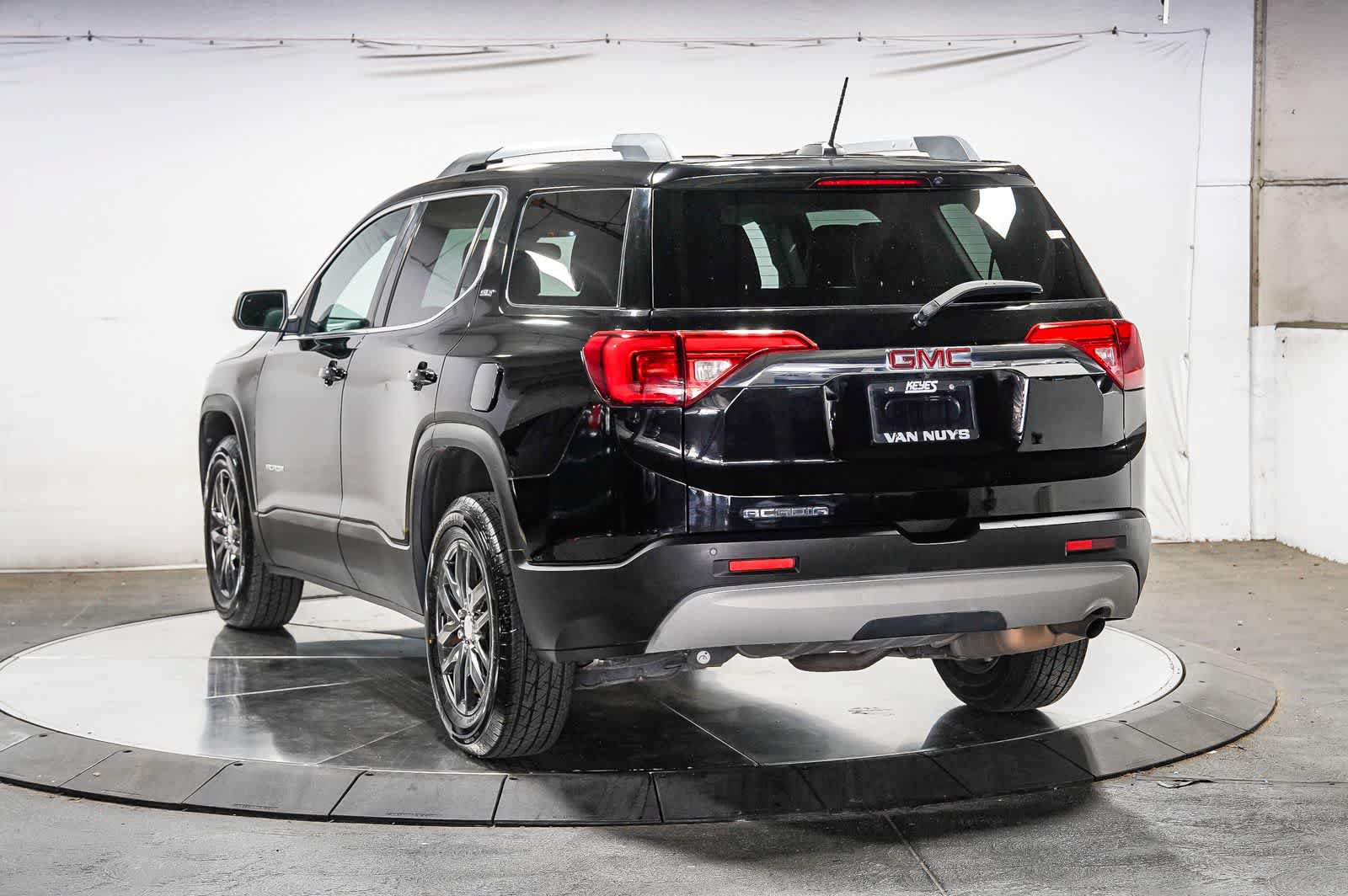 Used 2017 GMC Acadia SLT FWD image 2