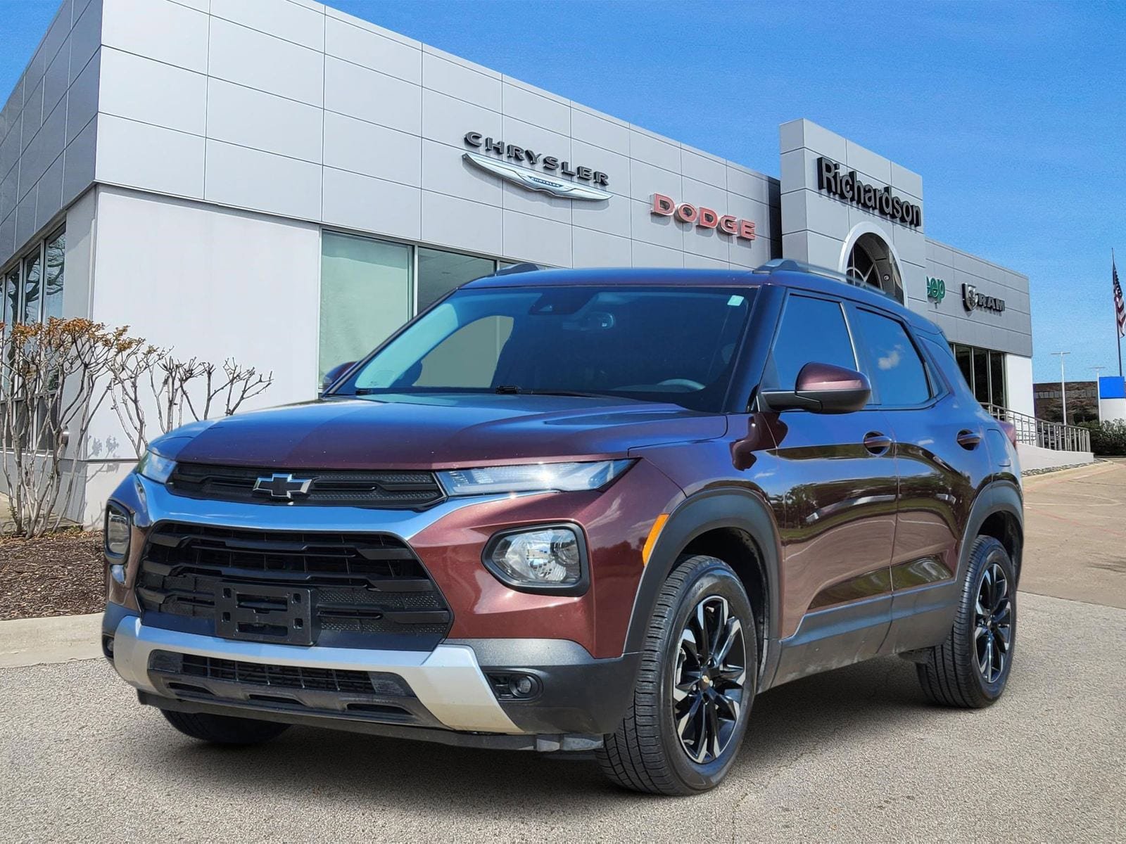 Used 2022 Chevrolet TrailBlazer LT w/ Convenience Package FWD image 2