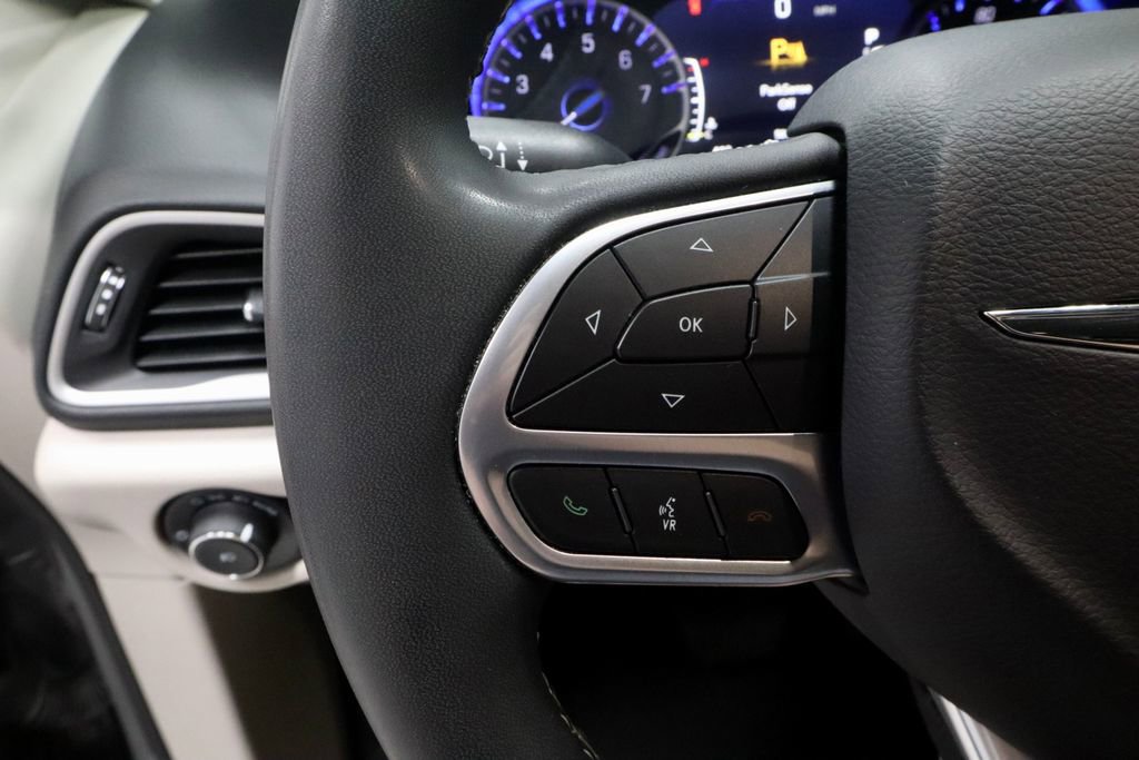 Used 2023 Chrysler Pacifica Touring-L FWD image 27