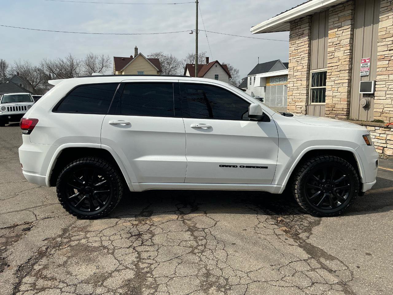 Used 2018 Jeep Grand Cherokee Altitude image 2