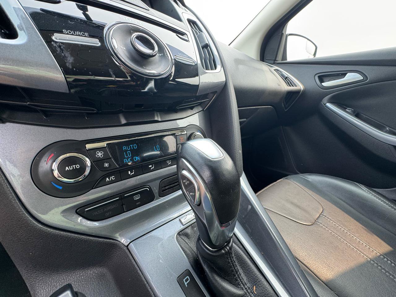 Used 2014 Ford Focus Titanium FWD image 21