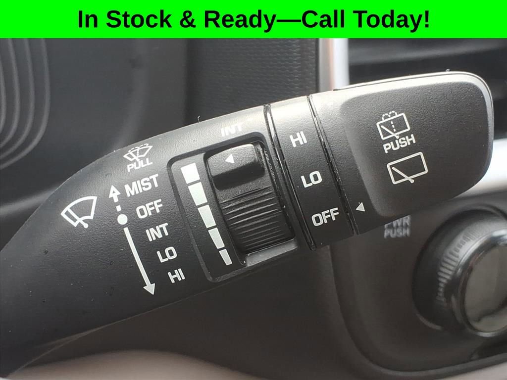 Used 2025 Hyundai Venue SEL image 23