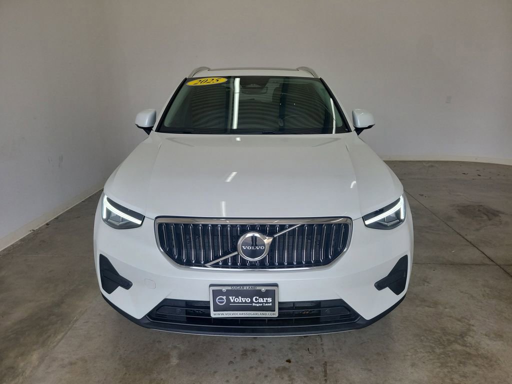 Used 2025 Volvo XC40 B5 Core image 2