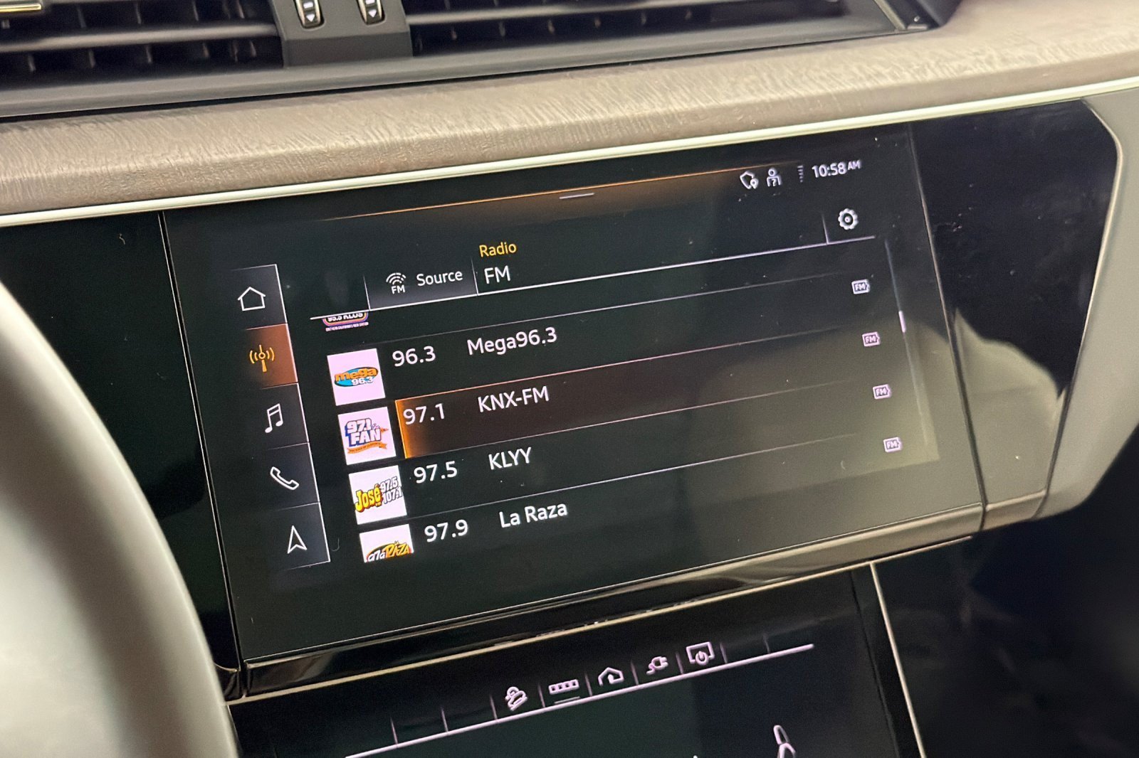 Used 2024 Audi Q8 e-tron Premium Plus AWD/4WD image 17