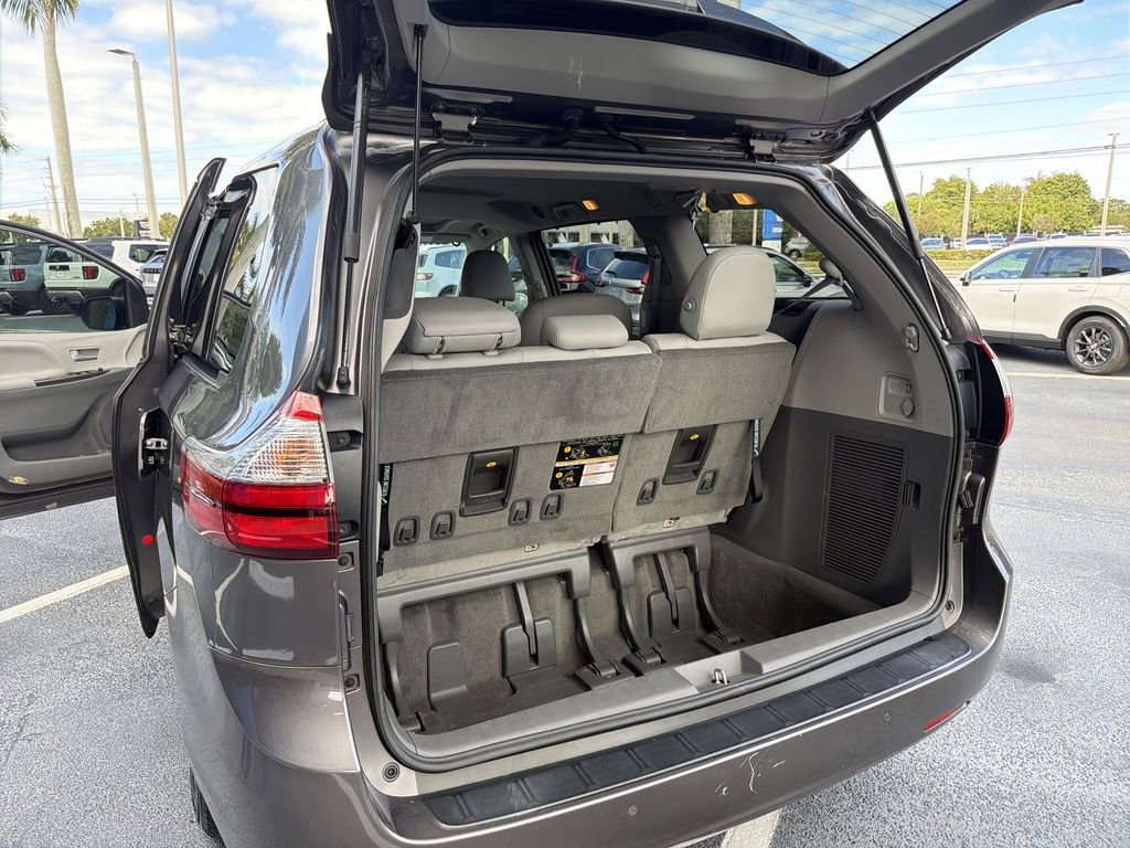 Used 2019 Toyota Sienna XLE w/ XLE Navigation Package FWD image 28