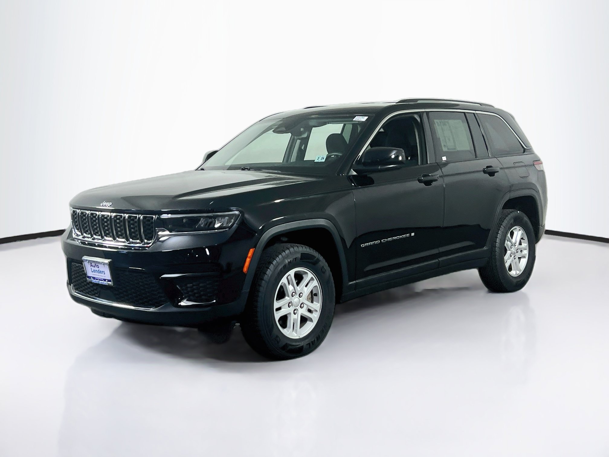 Used 2023 Jeep Grand Cherokee Laredo w/ Luxury Tech Group I AWD/4WD image 1