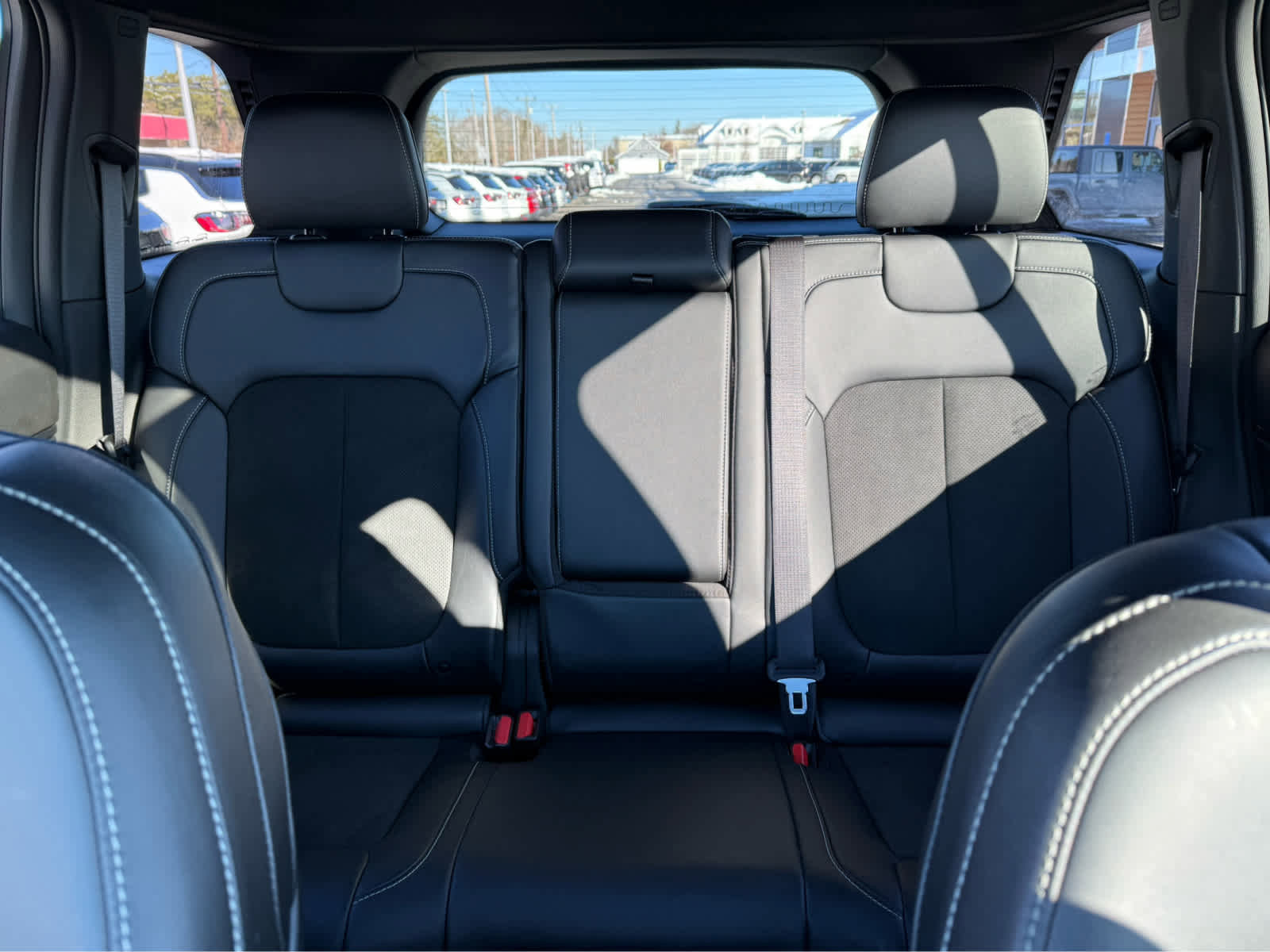 Used 2025 Jeep Grand Cherokee Altitude image 25