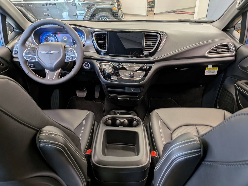 New 2026 Chrysler Pacifica Select AWD/4WD image 18