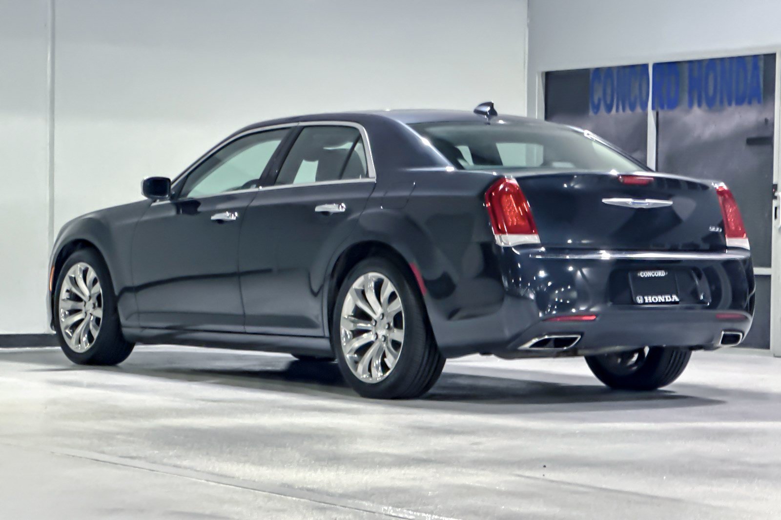 Used 2018 Chrysler 300 Limited w/ Safetytec Plus Group RWD image 3