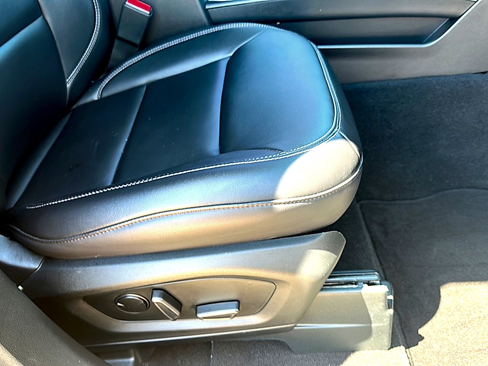 Used 2023 Ford Explorer XLT w/ Equipment Group 202A image 26