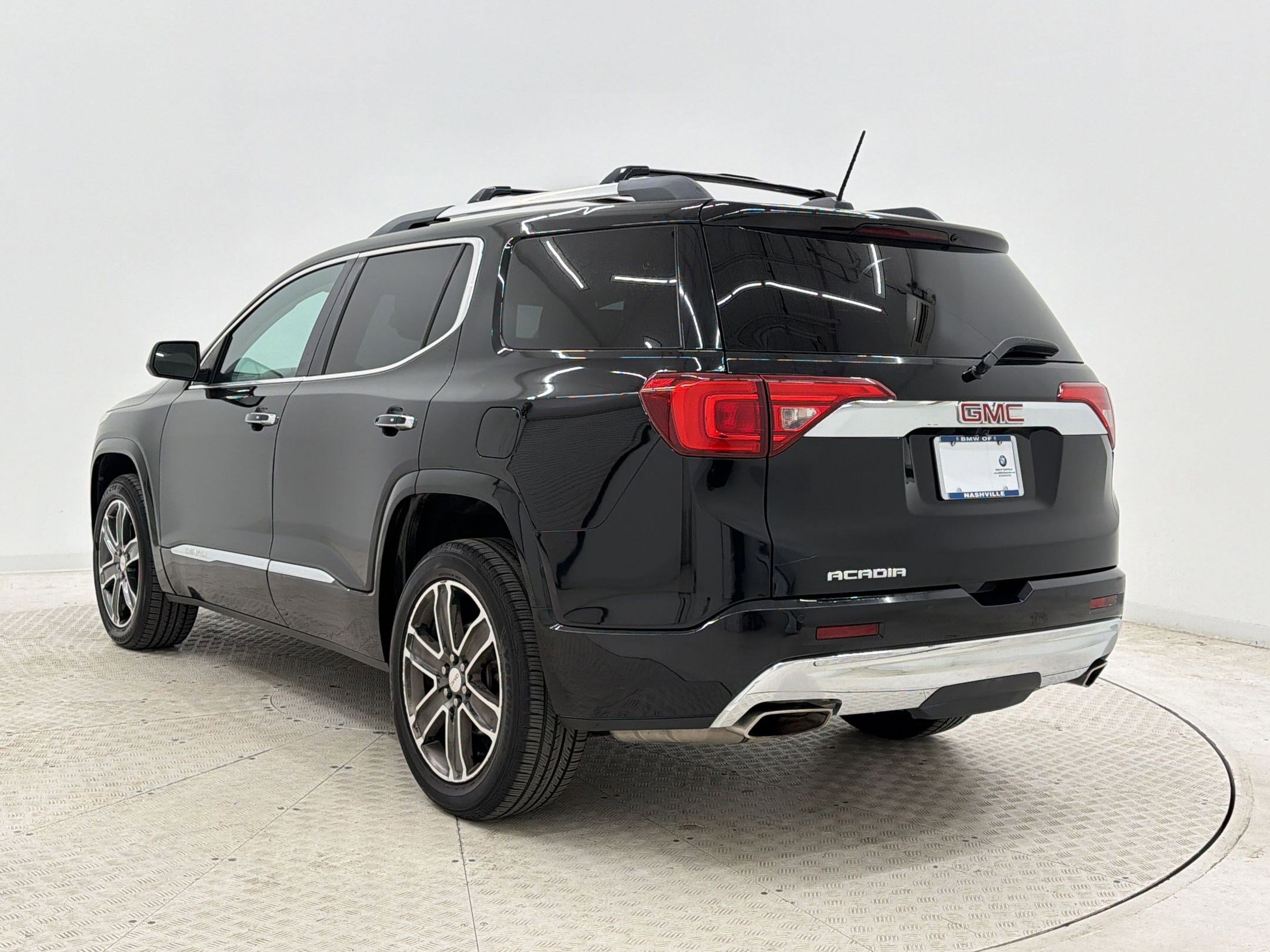 Used 2017 GMC Acadia Denali w/ Technology Package FWD image 3
