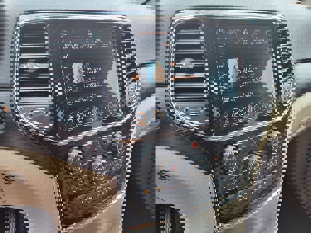 Used 2022 Jeep Grand Cherokee Laredo E AWD/4WD image 22