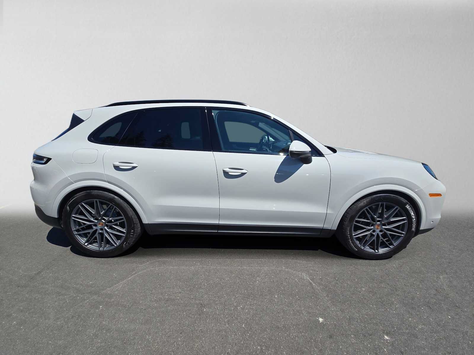 Used 2025 Porsche Cayenne S AWD/4WD image 2