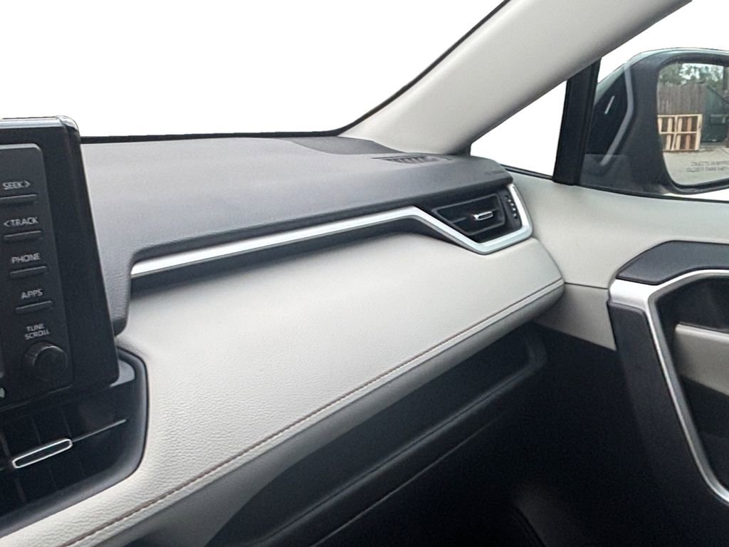 Used 2020 Toyota RAV4 XLE Premium image 29