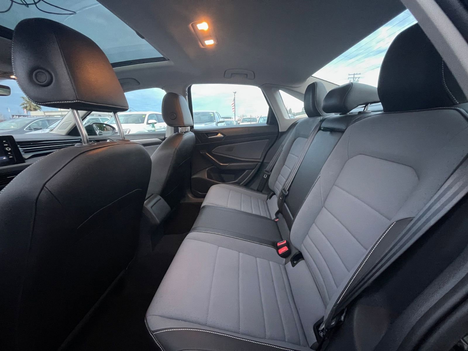 Used 2025 Volkswagen Jetta SE image 24