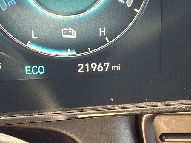 Used 2024 Hyundai Elantra Limited image 23