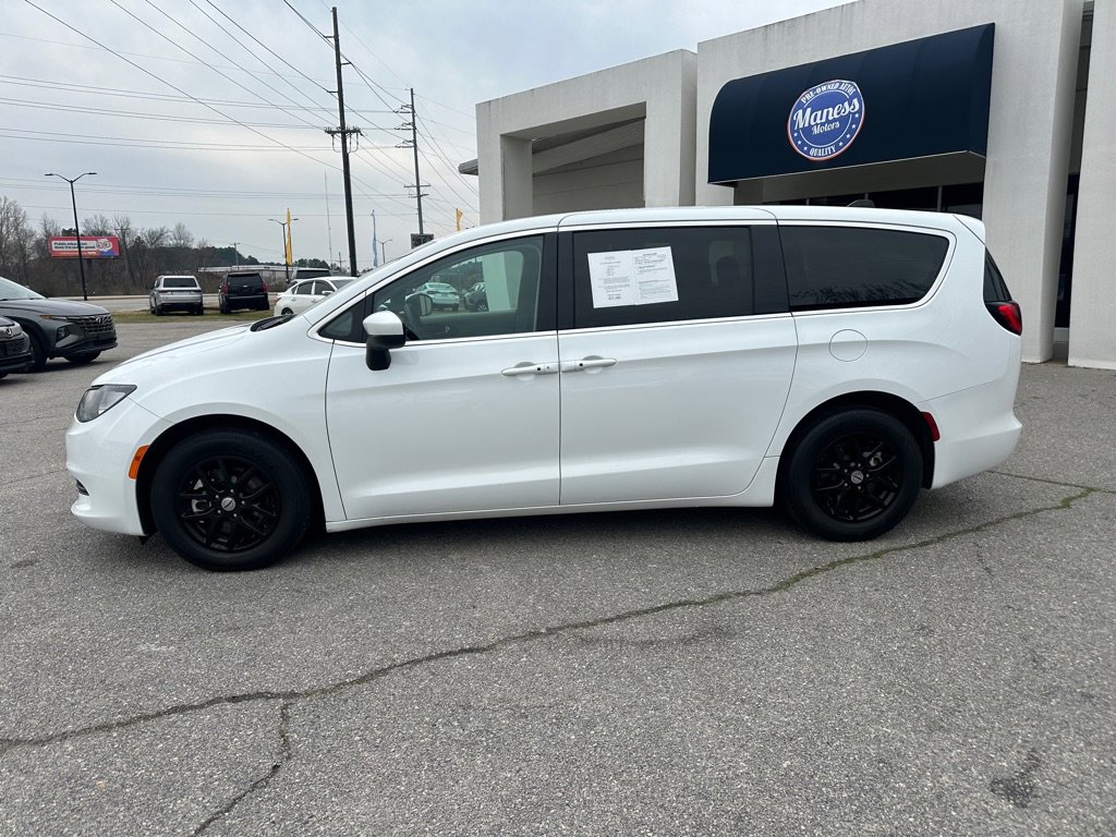 Used 2023 Chrysler Voyager LX image 2