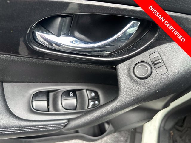 Used 2017 Nissan Rogue SV AWD/4WD image 16