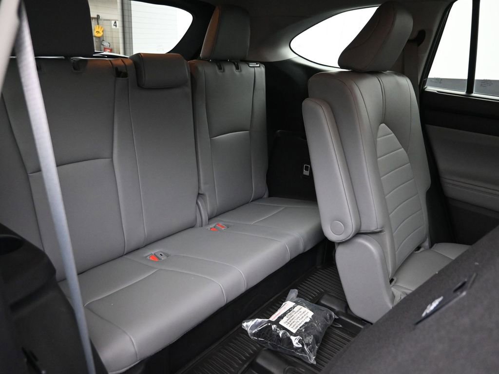 Used 2023 Toyota Highlander L image 10