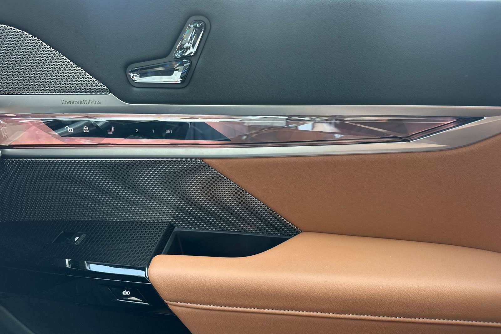 Used 2025 BMW 740i w/ Premium Package RWD image 20