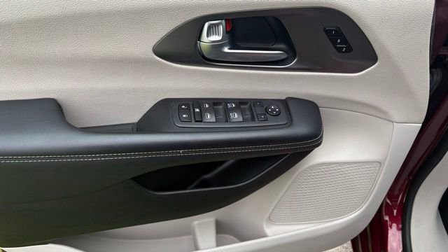 Used 2023 Chrysler Pacifica Touring-L FWD image 19