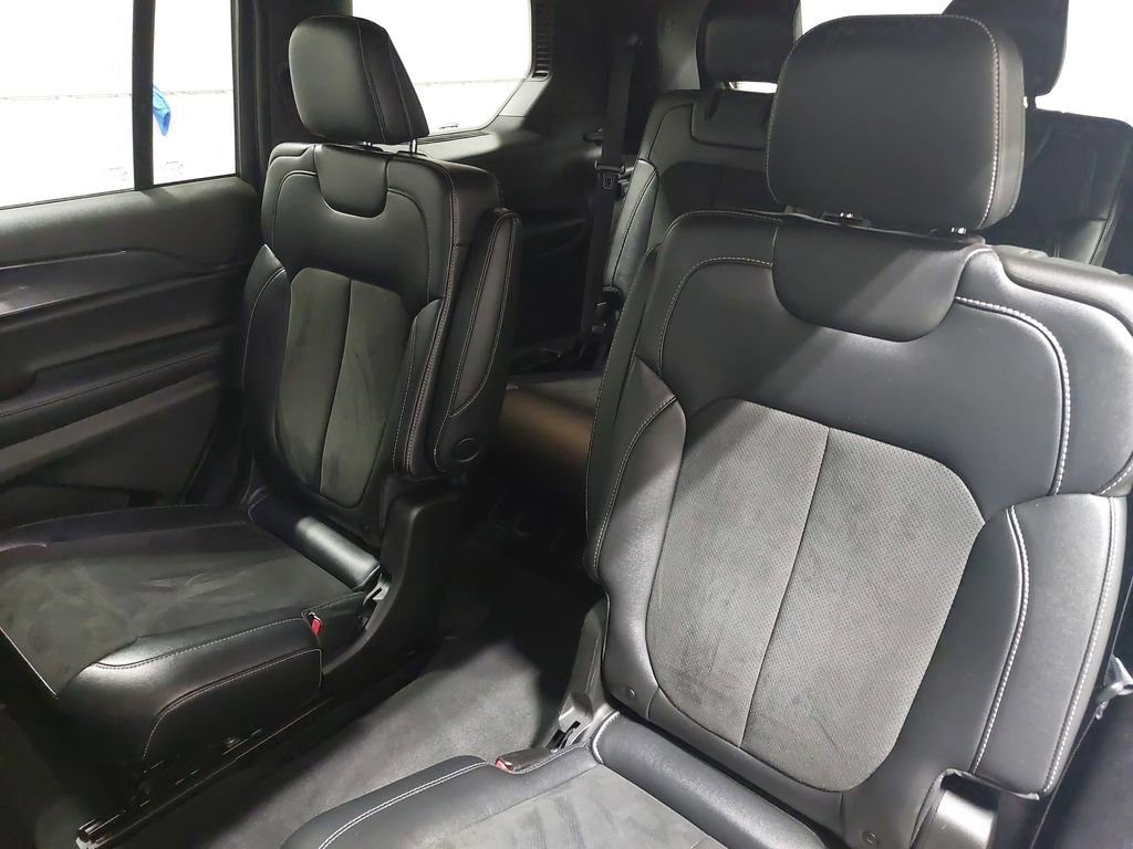 Used 2023 Jeep Grand Cherokee L Laredo image 16